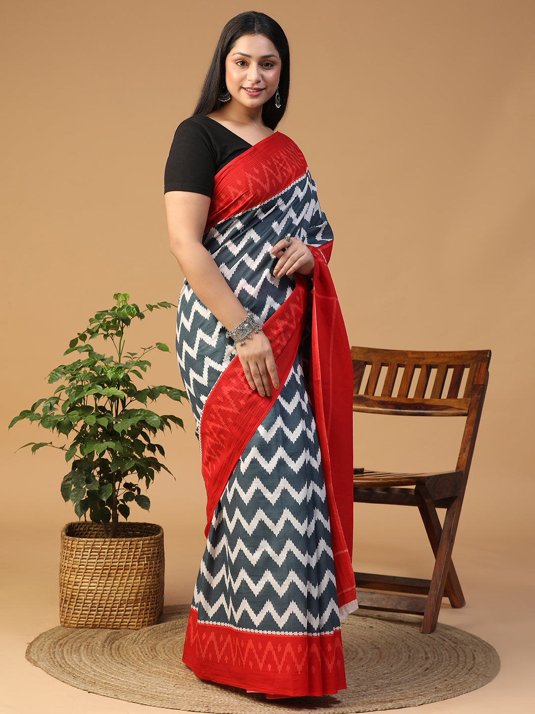 Red and Blue Zigzag Patterned Traditional Saree With Blouse Piece view 6